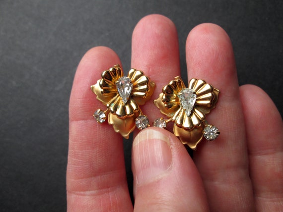 Sweet Vintage Screw Back Earrings Gold Tone Iris … - image 2