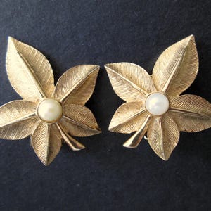 Belles boucles d'oreilles clip vintage signées © MARBOUX 1063 or brossé feuille floral fausse perle cinq pétales Numéro d'inventaire Marcel Boucher