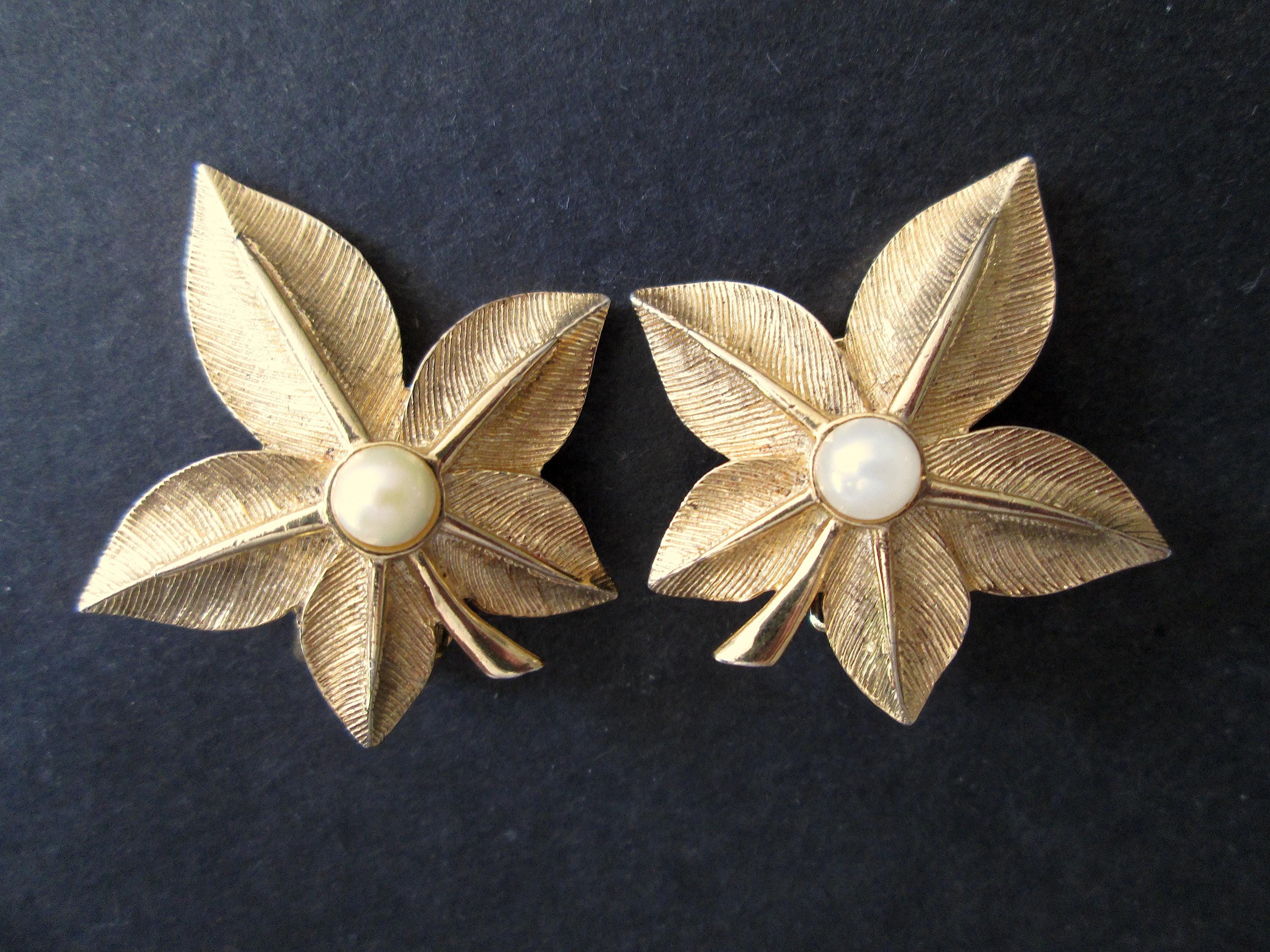 ☆MARS MARK☆ Floral Black Stone Earring M195 Black Metal Flower Clip Earrings, Black Painted Metal