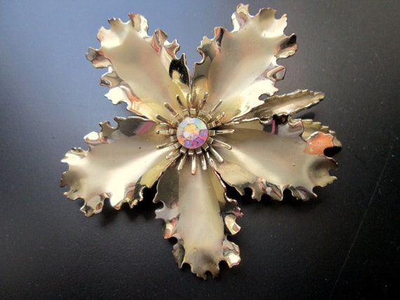 Vintage Pale Gold Tone Large Floral Flower Brooch… - image 1
