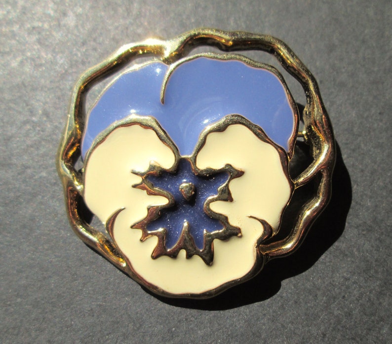 Vintage Avon Full Bloom Pansy Brooch Flower Enamel Enameled Opaque Cream Periwinkle Indigo Navy Shades of Blue Gold Tone Denim Tones image 6