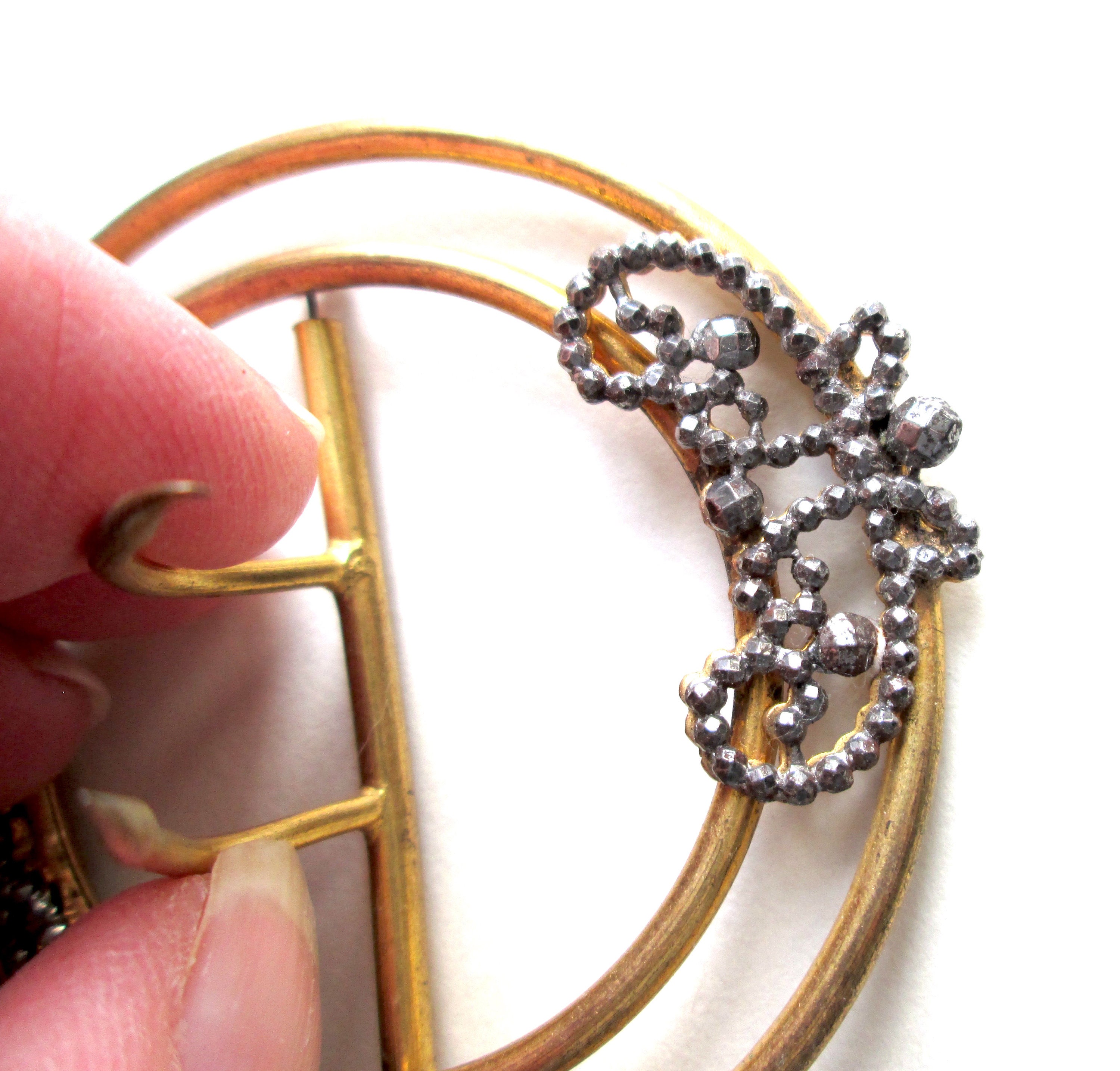 Belle Broche Vintage En Métal Argenté - Style Victorien/édouardien Années 1900, Art Nouveau Avec Strass