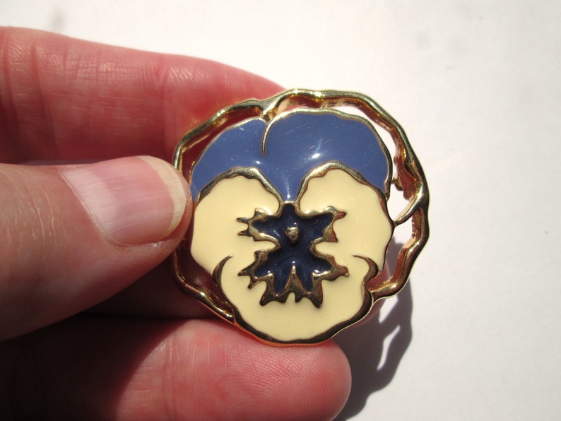 Vintage Avon Full Bloom Pansy Brooch Flower Enamel Enameled Opaque Cream Periwinkle Indigo Navy Shades of Blue Gold Tone Denim Tones image 7