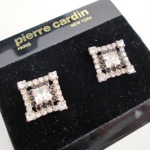 Vintage NOS Pierre Cardin boucles d'oreilles carte taille princesse strass transparents et noirs serti de griffes carrées clous argentés brillants