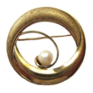 Sweet Vintage Brooch Pin Stamped DCE 1/20 14KT G.F. Curtis Circle Circular Minimalist Elegant Gold Filled Textured Pearl Modernist Geometric