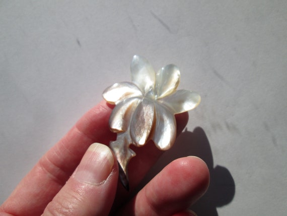 Sweet Vintage Brooch Pin Mother of Pearl MOP Hand… - image 6