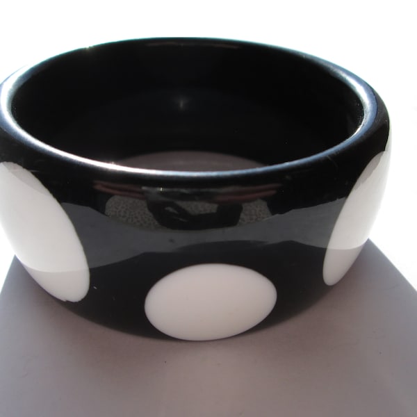 Merveilleux bracelet vintage Bangle Noir Grande Crème Blanc Polka Dots Audacieux Fun Rétro Funky Déclaration Chunky Mod Graphique Intemporel Fabuleux