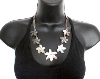 Wonderful Vintage Statement Necklace Grey Gray Black MOP Mother Of Pearl Hand Carved Hibiscus Flowers Shell Handmade Gradated Polynesian