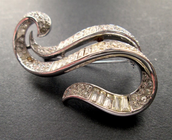 Graceful Vintage CROWN TRIFARI Baguette Rhinestone Pave  display picture 1