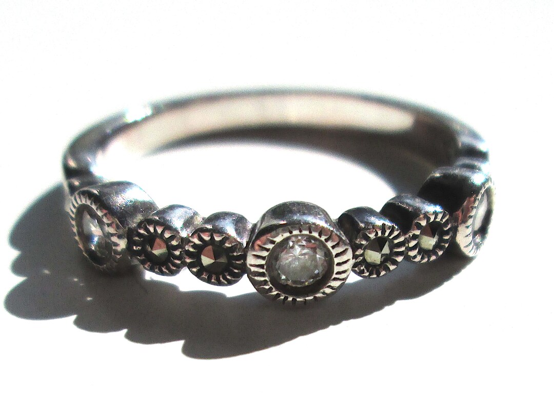 Beautiful Vintage Ring Sterling Silver 925 2.5g Size 7 1/4