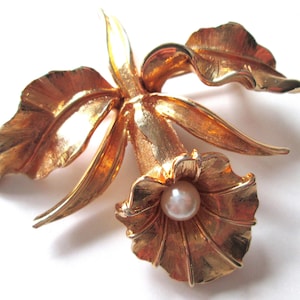 Lovely Vintage Orchid Brooch Rich Gold Tone Faux Pearl Accent Figural Flower Floral Unsigned Beauty Textured Iconic Design Classic Timeless