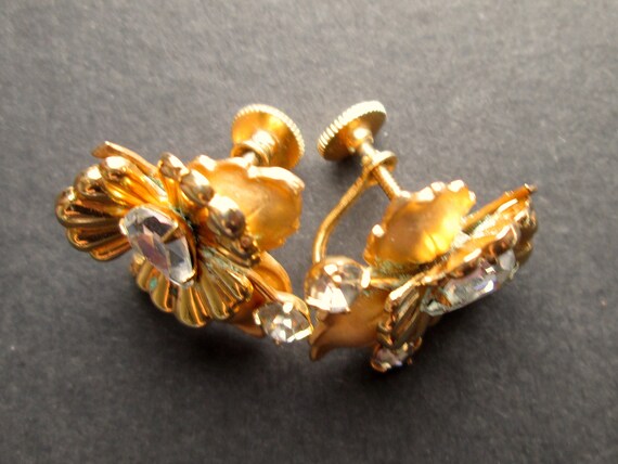 Sweet Vintage Screw Back Earrings Gold Tone Iris … - image 6