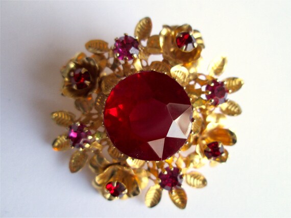 Vintage Brooch Pin Floral Gold Tone Ruby Red Fusc… - image 1