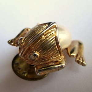 Vintage Figural Frog Pin Jelly Belly Faux Pearl Oval Cabochon Gold Tone Miniature Tiny Scatter Tack Lapel Rhinestone Eyes Toad Mini Cute