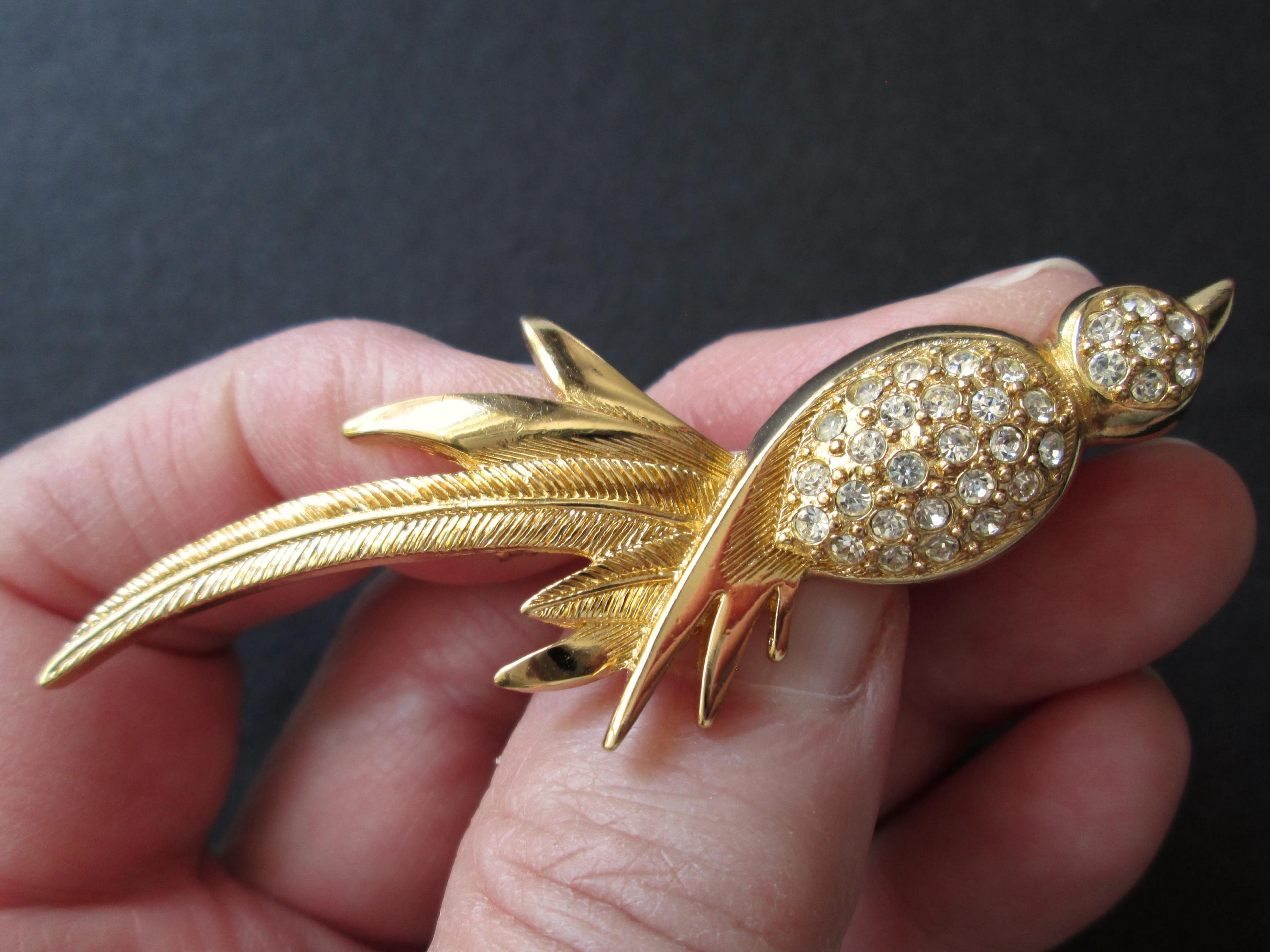 愛らしいヴィンテージの鳥のブローチ。CHR. DIOR © Christianのサイン