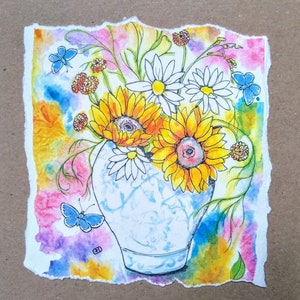 Carte de tournesols faite main, fleurs d'été colorées dans un vase bleu et blanc, carte d'anniversaire pour elle, carte de voeux pour la fête des mères par EdieBrae UK