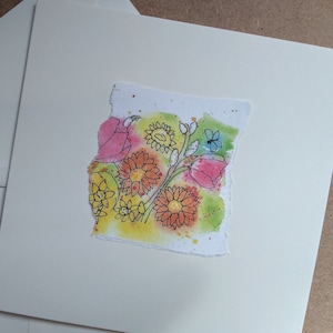 Carte d'anniversaire faite main fleurs de printemps et papillon bleu pour elle, carte de voeux de fleurs colorées par EdieBrae Royaume-Uni