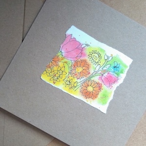 Tarjeta de felicitaciones hechas a mano de flores de primavera y mariposa azul, colorida tarjeta de cumpleaños de flores para ella por EdieBrae Reino Unido