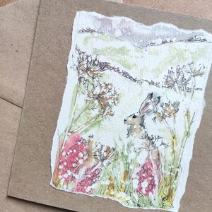 Carte de Noël faite main représentant un lièvre dans la neige, carte d'hiver pour lui, elle, artisanat animalier représentant un lièvre brun sauvage par EdieBrae Royaume-Uni