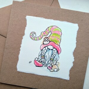 Tarjeta de Navidad hecha a mano con gnomo del bosque nórdico, linda tarjeta de cumpleaños de invierno con búho y conejo, mago de dibujos animados verde y rojo