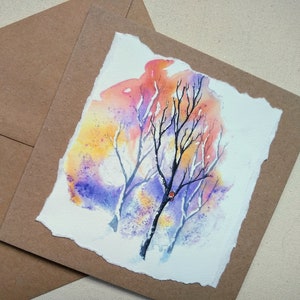 Carte de salutation faite à la main des arbres d’hiver et du merle avec le ciel coloré, une carte d’hiver, carte brune d’artisanat par EdieBrae