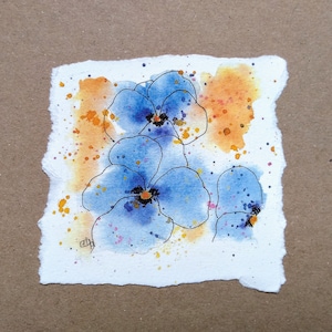 Carte de voeux faite à la main de pensées bleues de ma peinture, carte d’anniversaire de fleurs colorées pour elle, pensées bleues et oranges par EdieBrae