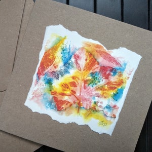 Tarjeta de Navidad abstracta de hojas de otoño, tarjeta de Navidad de bellas artes brillante hecha a mano para ella, él, tarjeta de cumpleaños de invierno por EdieBrae Reino Unido