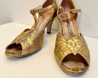 1970s Werner Kern Gold Evening High Heels | 70s Metallic Dancing Shoes | Vintage T-Strap Peep Toe Pumps | Size 5