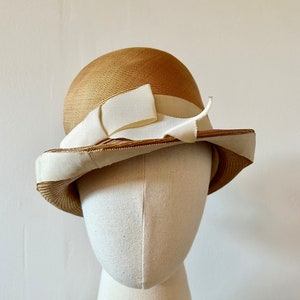 1960er Jahre Gottlieb Bowler Style Strohhut | 60er Jahre Goldener Hut mit Schleifenborte | Vintage Schleife Topper | Grösse S/M