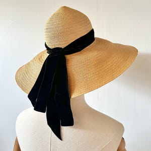 1960er Jahre Adolfo Realites Sonnenhut mit breiter Krempe | 60er Jahre hellbrauner Strohhut | Vintage schwarzes Samt Bogen Accessoire | Grösse S