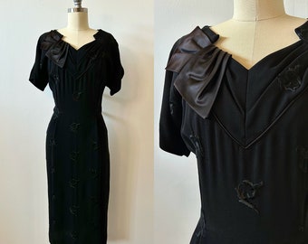 1950s Black Floral Embroidered Cocktail Dress | 50s Satin Bow Party Dress | Vintage Short Sleeve Wiggle Dress | Size M/L