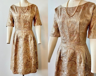 1960er Jahre Champagner Swirl Brokat Abendkleid | 60er Jahre Metallic Gold Cocktail Kleid | Vintage Fit and Flare Kleid | Größe XS