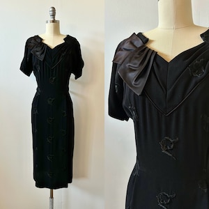 1950s Black Floral Embroidered Cocktail Dress 50s Satin Bow Party Dress Vintage Short Sleeve Wiggle Dress Size M/L image 1