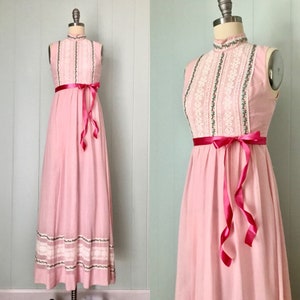 Maxi robe rose pâle Candi Jones des années 1970 | Robe fleurie pastel années 70 | robe vintage sans manches bordée de dentelle | Taille XS