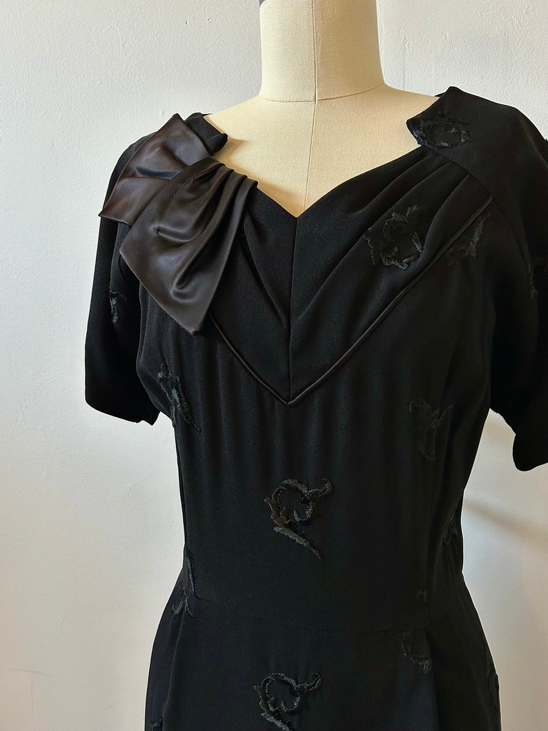 1950s Black Floral Embroidered Cocktail Dress 50s Satin Bow Party Dress Vintage Short Sleeve Wiggle Dress Size M/L image 3