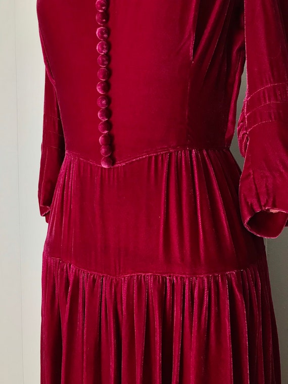 1940s Dark Raspberry Pink Velvet Cocktail Dress |… - image 7