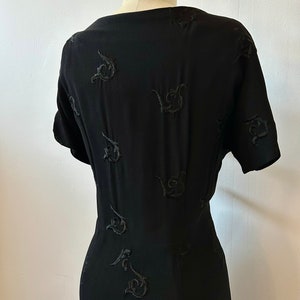 1950s Black Floral Embroidered Cocktail Dress 50s Satin Bow Party Dress Vintage Short Sleeve Wiggle Dress Size M/L image 9