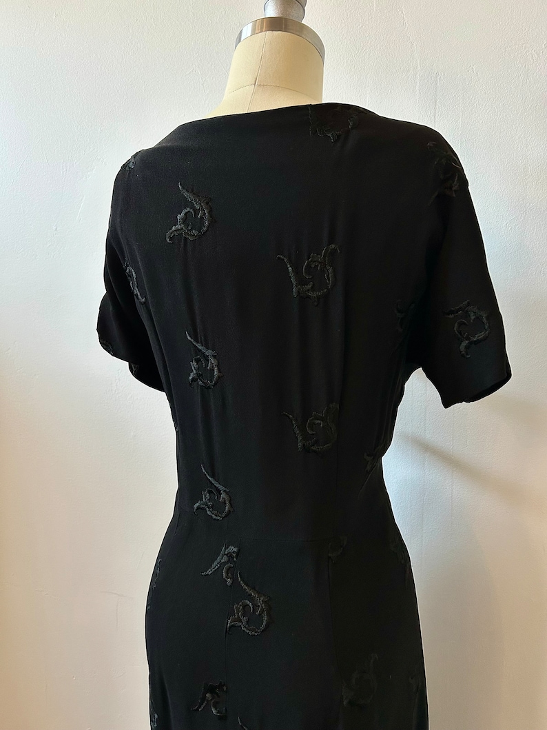 1950s Black Floral Embroidered Cocktail Dress 50s Satin Bow Party Dress Vintage Short Sleeve Wiggle Dress Size M/L image 9