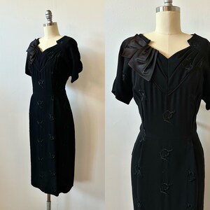 1950s Black Floral Embroidered Cocktail Dress 50s Satin Bow Party Dress Vintage Short Sleeve Wiggle Dress Size M/L image 4