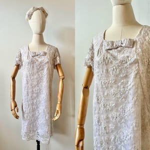 1960er Jahre weißes Etuikleid aus Spitze | 60er Jahre irisierendes Pailletten-Cocktailkleid | Vintage lässige Hochzeitskleid | Grösse M