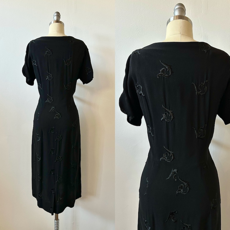 1950s Black Floral Embroidered Cocktail Dress 50s Satin Bow Party Dress Vintage Short Sleeve Wiggle Dress Size M/L image 8