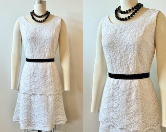 Witte mini-jurk met bloemenkant uit de jaren 60 | Jaren 60 mouwloze gelaagde jurk | Vintage casual trouwjurk | Maat S