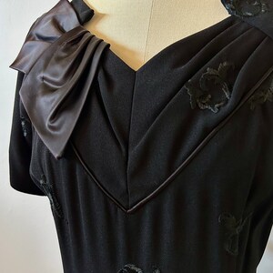1950s Black Floral Embroidered Cocktail Dress 50s Satin Bow Party Dress Vintage Short Sleeve Wiggle Dress Size M/L image 7
