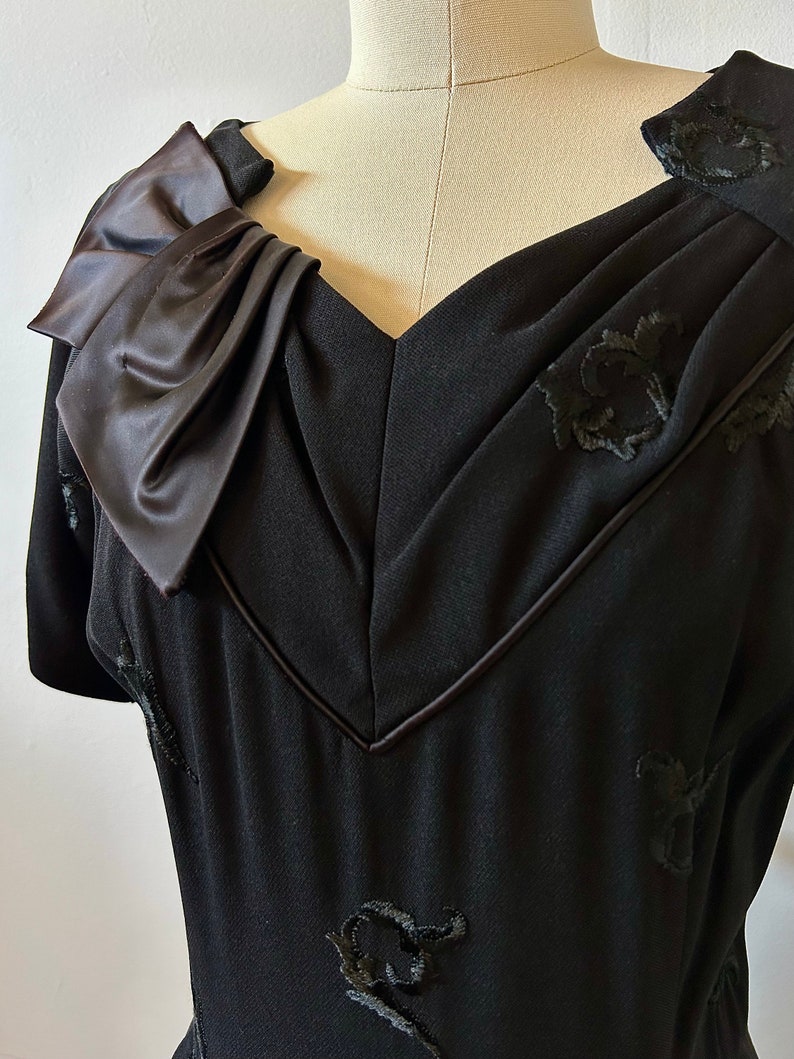 1950s Black Floral Embroidered Cocktail Dress 50s Satin Bow Party Dress Vintage Short Sleeve Wiggle Dress Size M/L image 7