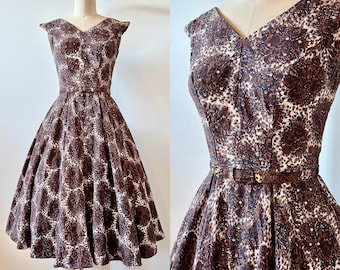1950er Jahre Henley Jr. Dunkelbraunes Strass Kleid | 50er Jahre Floral funkelndes Cocktailkleid | Vintage Fit and Flare Partykleid | Größe XS