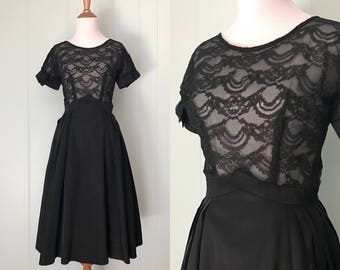 Czarna koronkowa sukienka koktajlowa z tafty i koronki z lat 50. | Sukienka imprezowa z kokardami i rozkloszowaną spódnicą od Mari Kayne Daryl z lat 50. | Sukienka w stylu vintage z krótkim rękawem w stylu LBD | XS