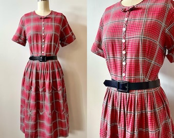 Robe de jour à carreaux rouge et bleu marine des années 50 | Robe années 50 à carreaux à carreaux et à manches courtes | ajustée et évasée vintage | Taille S/M