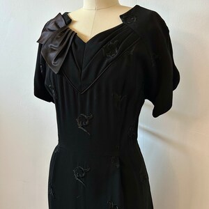 1950s Black Floral Embroidered Cocktail Dress 50s Satin Bow Party Dress Vintage Short Sleeve Wiggle Dress Size M/L image 2