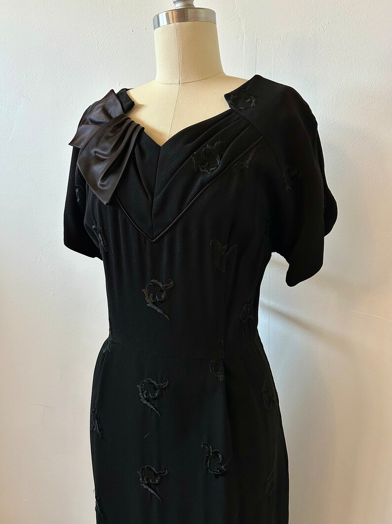 1950s Black Floral Embroidered Cocktail Dress 50s Satin Bow Party Dress Vintage Short Sleeve Wiggle Dress Size M/L image 2