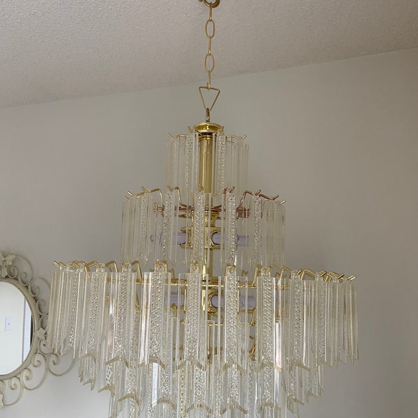 CHANDELIERA - Battery and Remote Operated CHANDELIER